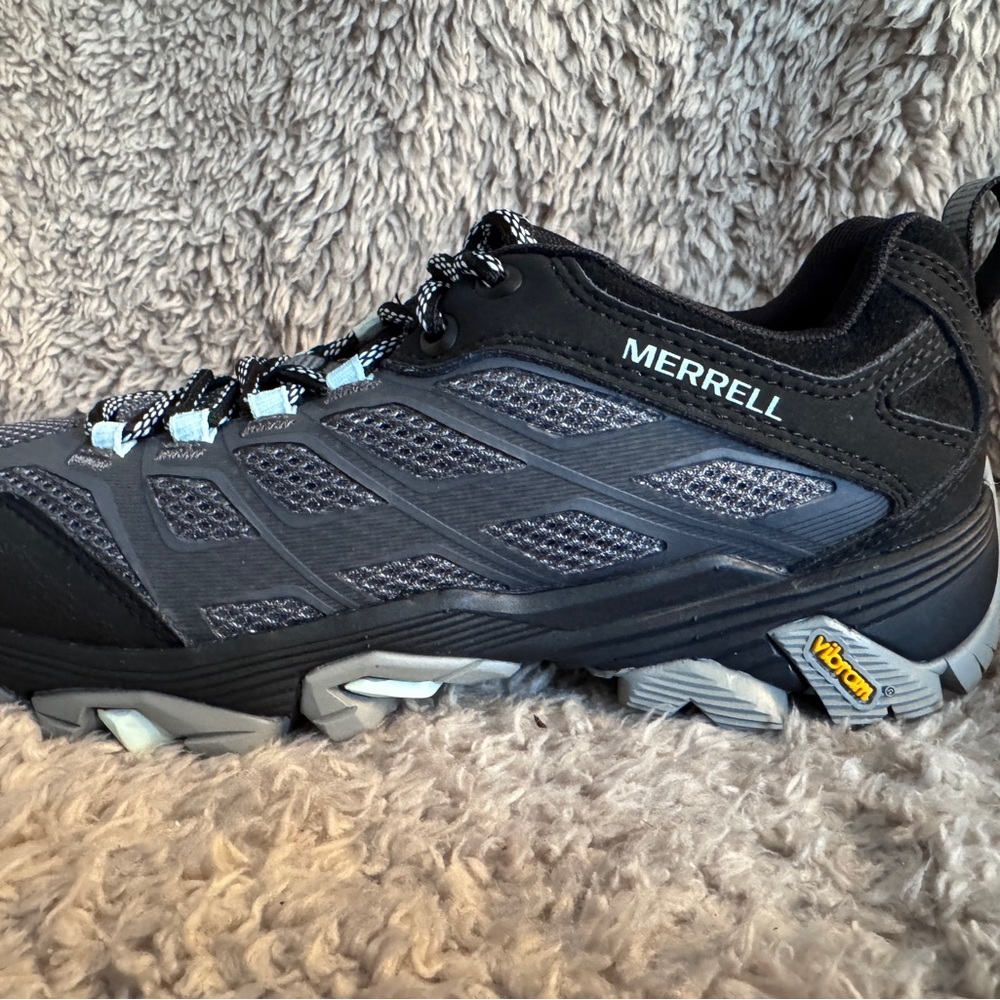 Merrell Moab FST low hiking shoes NWOT Size 5